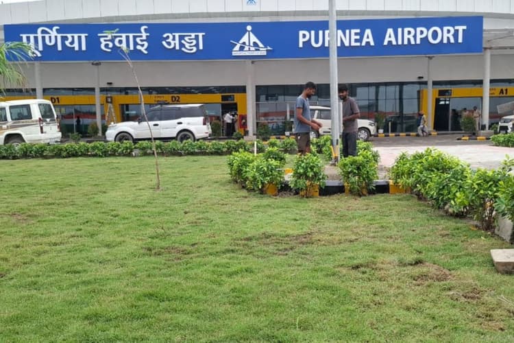 पूर्णिया एयरपोर्ट पर बढ़ा हवाई यात्रियों का दबाव: 7 दिनों में 7200 से अधिक लोगों ने भरी उड़ान, देखें वर्तमान टाइम टेबल