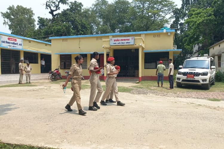 बरारी में सशक्त स्थायी समिति के 3 पदों के लिए मतदान शुरू, एसडीएम की देखरेख में 11 पार्षद चुनेंगे अपनी 'कैबिनेट'