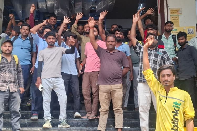 पूर्णिया में ब्लिंकिट डिलीवरी बॉयज का 'हल्ला बोल': पेट्रोल के दाम बढ़ने के बीच कंपनी ने घटाया मेहनताना, अनिश्चितकालीन हड़ताल से क्विक-सर्विस पूरी तरह ठप