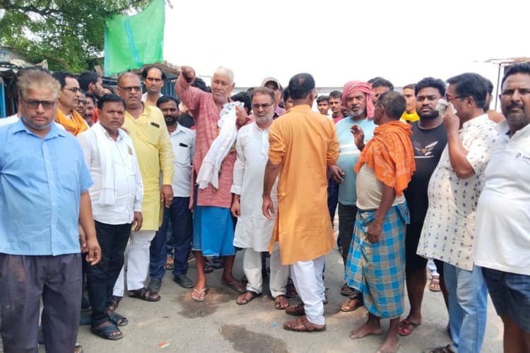 दाहा नदी पुल बंद होने से ग्रामीणों में आक्रोश, प्रशासन के खिलाफ प्रदर्शन