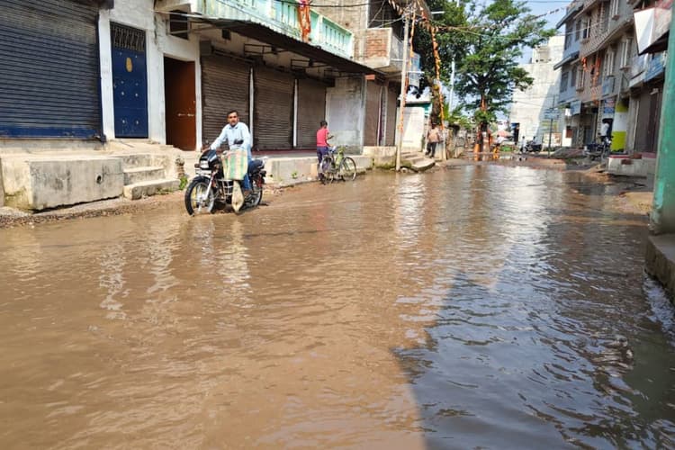 सिमराही में जर्जर सड़क और जलजमाव बना जी का जंजाल, ग्रामीणों ने मुख्यमंत्री व डीएम को भेजा आवेदन