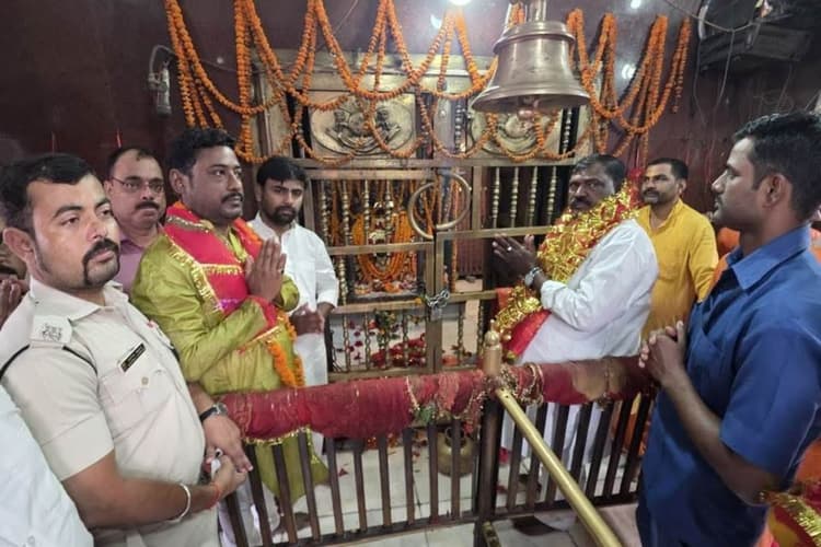 गोपालगंज थावे मंदिर पहुंचे पर्यटन मंत्री, वैदिक मंत्रोच्चारण के बीच मां दुर्गा का लिया आशीर्वाद