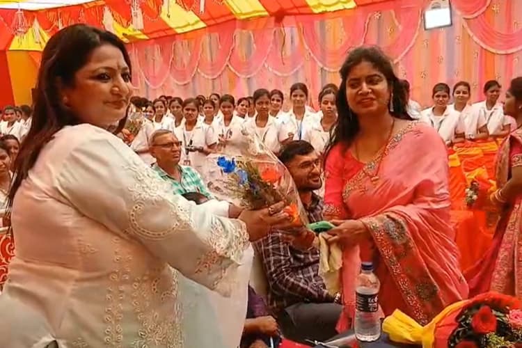 Gaya News : प्रभावती अस्पताल में कैपिंग व लैंप लाइटिंग समारोह आयोजित, छात्राओं ने सेवा की शपथ ली