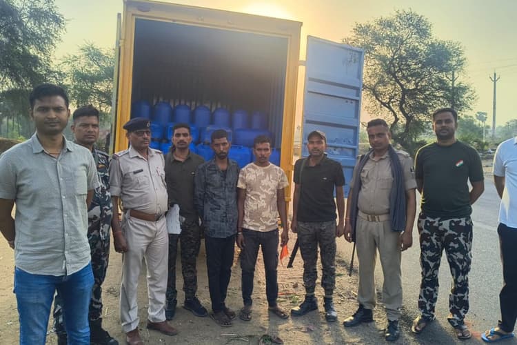 Gaya News : डोभी चतरा मार्ग पर बड़ी ब्रेकिंग: 3,600 लीटर स्प्रिट जब्त, दो गिरफ्तार