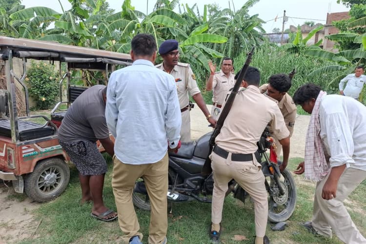 Saran News : लावारिस बाइक की डिक्की से कट्टा व कारतूस बरामद, इलाके में सनसनी
