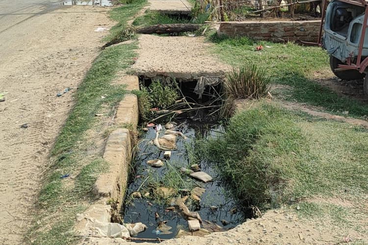 मौत को दावत देता टूटा स्लैब, चेनारी-कुदरा स्टेट हाईवे किनारे खुला पड़ा है खतरनाक नाला