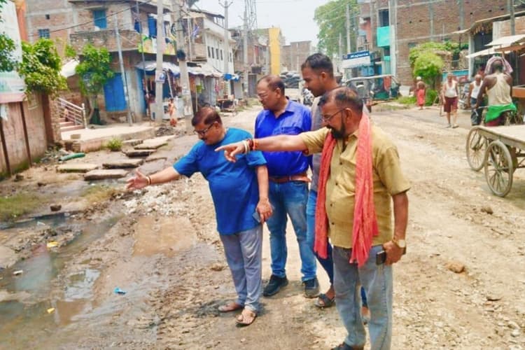 Hajipur News : महनार में जलजमाव से जनजीवन प्रभावित, स्कूल गेट तक भरा रहा पानी