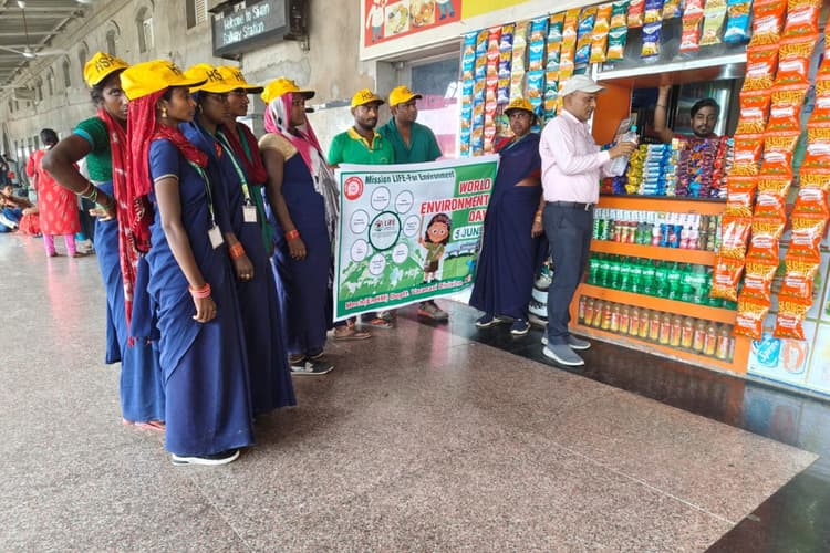 Siwan News : विश्व पर्यावरण दिवस पर सीवान जंक्शन में चला स्वच्छता अभियान