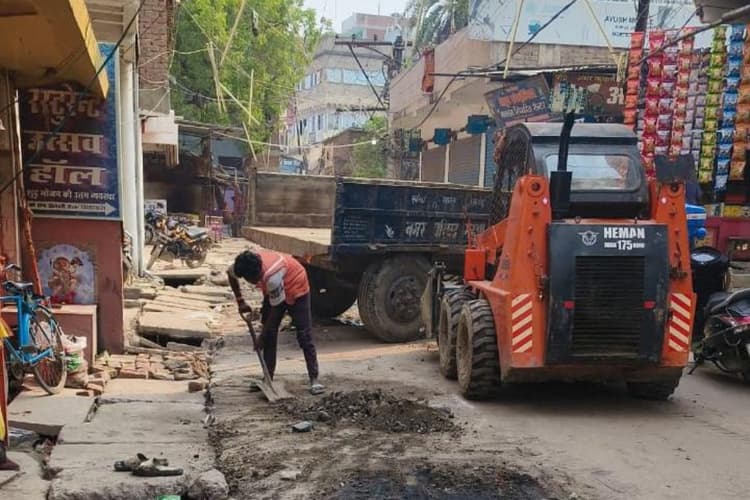 Hajipur News : वार्ड 18 में सड़क पर फैले कचरे से लोगों को मिली राहत