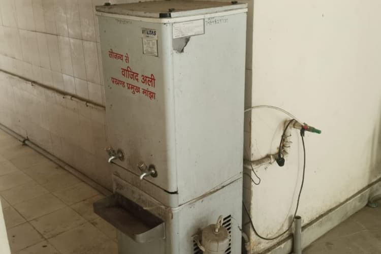 Gopalganj News : भीषण गर्मी में प्रखंड कार्यालय में पेयजल संकट से लोग परेशान
