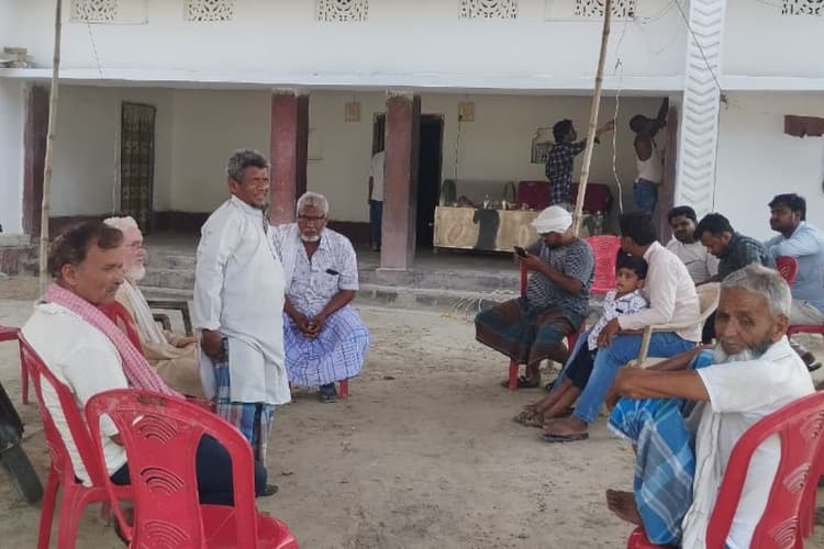 Hajipur News : बिजली के खंभे से टकराई बाइक, वृद्ध की मौत