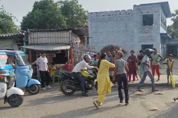 बेगूसराय में कार से टक्कर के बाद महिला ने पिकअप के ड्राइवर को कॉलर पकड़कर पीटा