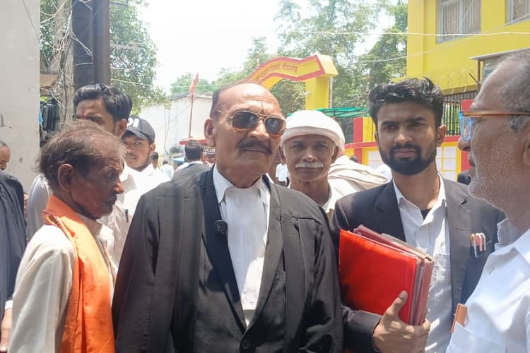 Gopalganj News : पूर्व विधायक प्रेमशंकर यादव को कोर्ट से समन, शिक्षा मंत्री की शिकायत पर कार्रवाई