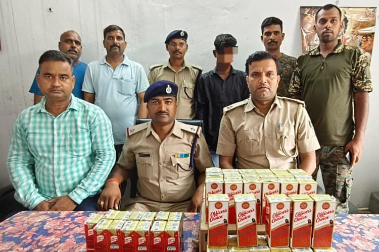 Siwan News : सीवान जंक्शन पर आरपीएफ की बड़ी कार्रवाई, विदेशी शराब के साथ दो तस्कर गिरफ्तार