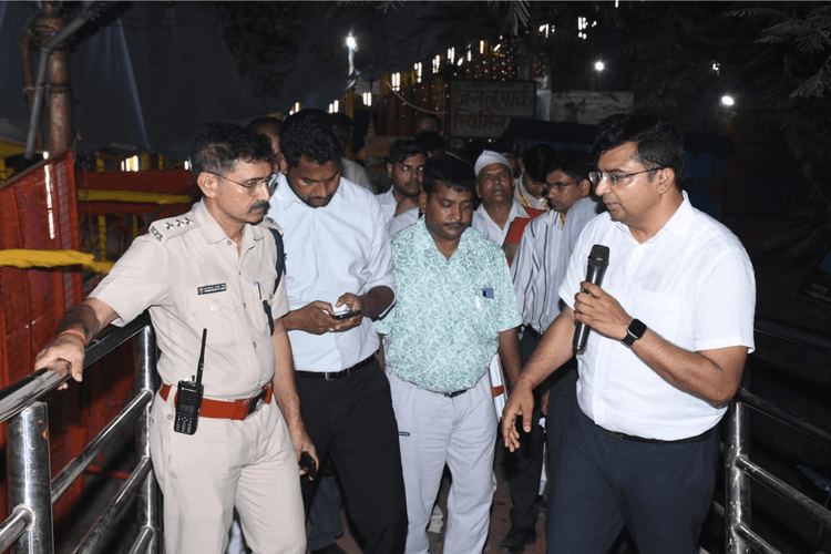 राजगीर मलमास मेला आधी रात को औचक निरीक्षण पर निकले कुंदन कुमार, ड्यूटी से नदारद 12 बड़े अधिकारियों पर गिरेगी गाज!