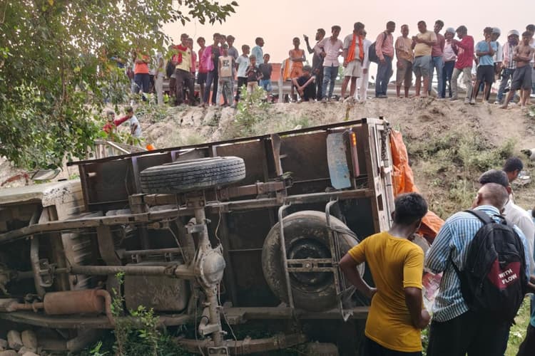 Saran News : टायर फटने से अनियंत्रित पिकअप गड्ढे में पलटी, बाइक सवार बाल-बाल बचा