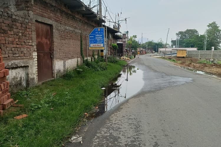 रोहतास नगर पंचायत में जलजमाव से बढ़ा हादसे का खतरा, फंड के अभाव में अधूरा पड़ा नाला निर्माण