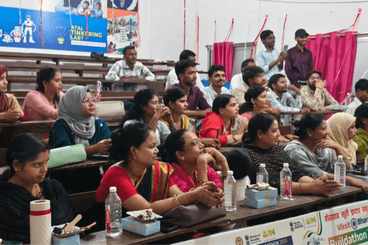 भावी शिक्षकों ने सीखे क्लासरूम मैनेजमेंट के गुर, सासाराम के शेरशाह सूरी स्कूल में बी.एड प्रशिक्षुओं का विदाई समारोह आयोजित