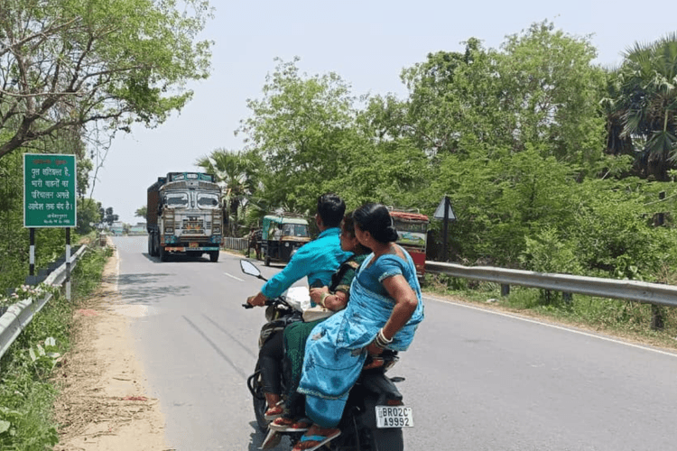 नवादा के जम्हड़िया जर्जर पुल का बैरियर तोड़ फिर शुरू हुआ भारी वाहनों का परिचालन, जान हथेली पर रख गुजर रहे ट्रक-बस