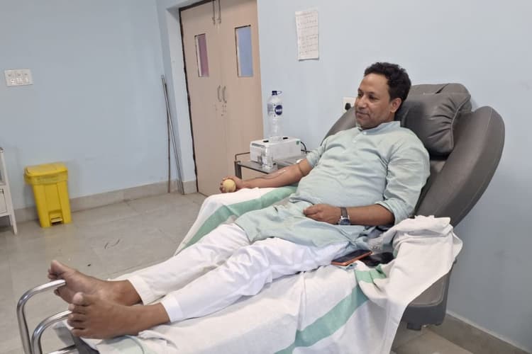 Gopalganj News : मानवता की मिसाल बने शाहिद इमाम, ब्लड की कमी दूर कर कराया ऑपरेशन