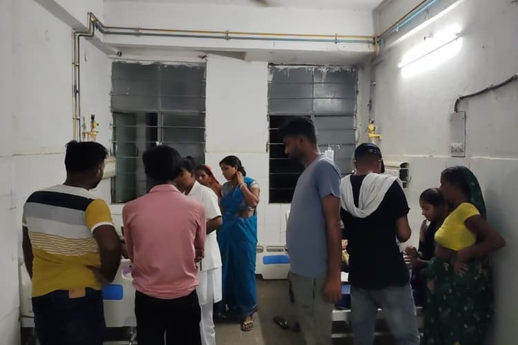नवादा में भीषण गर्मी से जनजीवन अस्त-व्यस्त, अस्पतालों में बढ़े मरीज, स्कूली बच्चों का हाल बेहाल
