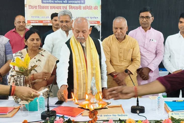 Siwan News : बुनियादी सुविधाओं को लेकर विधायक ने त्वरित कार्रवाई की मांग की