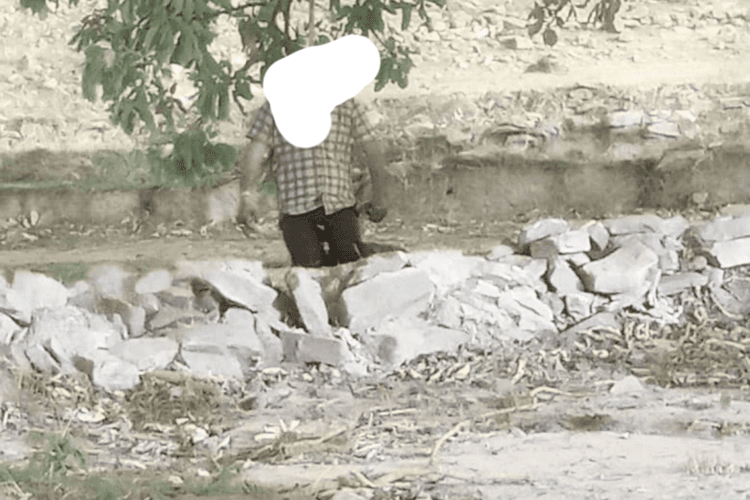 रोहतास के कैमुर पहाड़ी के नागाटोली में पेड़ से लटका मिला अधेड़ का शव, जांच में जुटी पुलिस