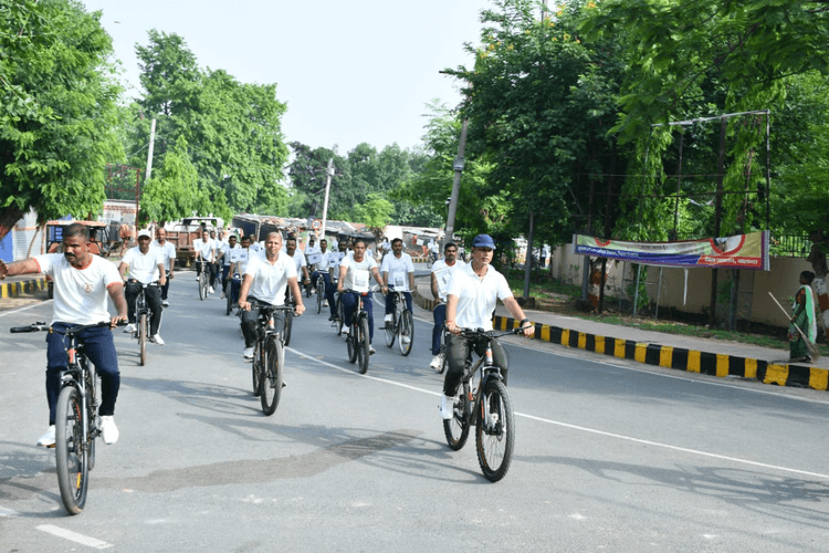 राजगीर में सीआरपीएफ जवानों की 20 किमी लंबी साइकिल रैली: डीआईजी निखिल रस्तोगी ने दिया 'फिट रहें-हिट रहें' का संदेश