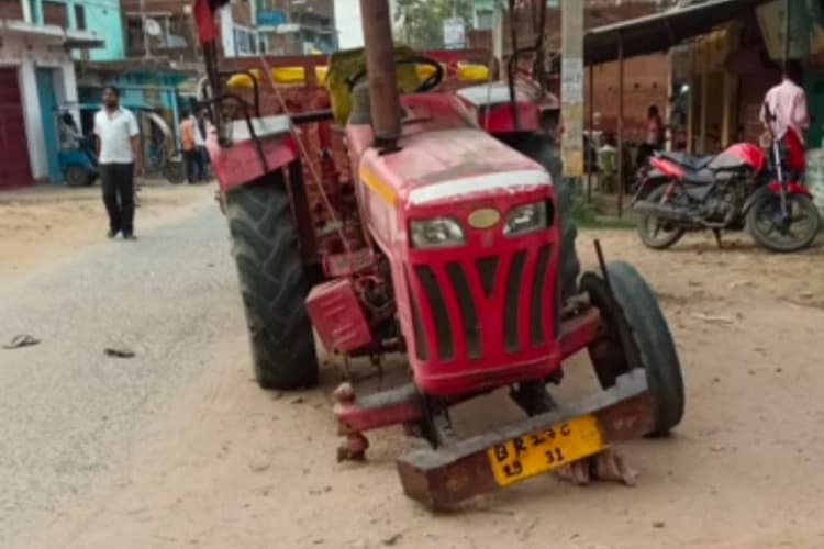 नवादा सिरदला में भीषण सड़क हादसा, बालू लदे ट्रैक्टर ने बाइक को मारी टक्कर, महिला समेत तीन घायल