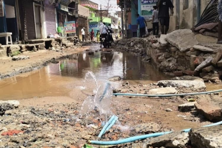 नवादा में भीषण गर्मी में सड़क पर बह रहा हजारों लीटर पानी, बूंद-बूंद पानी को तरस रहे लोग