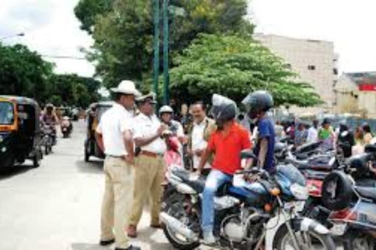 कैमूर में पुलिस की कार्रवाई पर सवाल, वाहन चेकिंग के दौरान युवक घायल, पुलिस पर मारपीट का आरोप