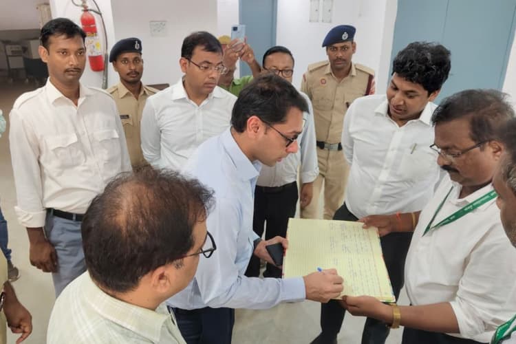 आरा में पंचायत चुनाव की तैयारी शुरू, डीएम ने वेयरहाउस का किया निरीक्षण