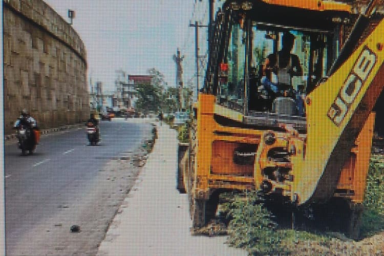 Gaya News: दोमुहान से महाबोधि मंदिर तक संवारे जा रहे फुटपाथ और यात्री शेड