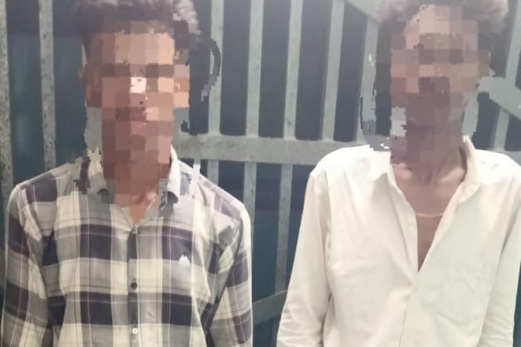 Siwan News : पिस्टल को लेकर सड़क पर छीना-झपटी, दो युवक हथियार के साथ गिरफ्तार