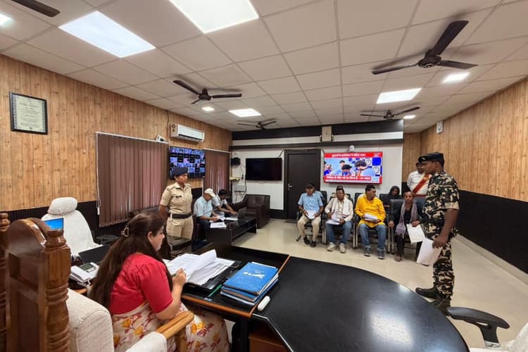 Aurangabad News : जनहित से जुड़े मामले पहुंचे डीएम के जनता दरबार में, होगी नियमित समीक्षा