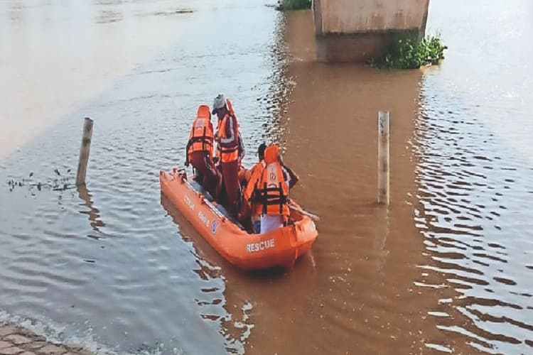 Saran News : सरयू नदी में स्नान के दौरान हादसा : तीन सगे भाई डूबे; दो को बचाया, एक लापता, तलाश जारी