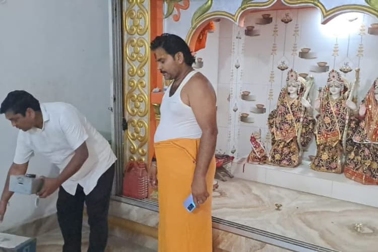 अमदाबाद के राम जानकी मंदिर में भीषण चोरी, आंधी-बारिश का फायदा उठा खिड़की का ग्रिल तोड़ उड़ाए 65 हजार व कीमती सामान; ग्रामीणों में भारी आक्रोश