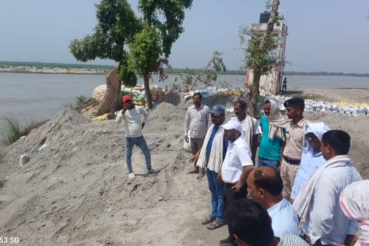 Saran News : गंडक नदी पर कटाव रोधी कार्य में लापरवाही देख भड़के एसडीएम