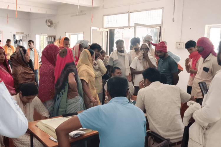 बक्सर में बिजली संकट: 10 दिनों से अंधेरे में कोनौली गांव, जर्जर तार और ट्रांसफार्मर बदलने के लिए ग्रामीणों का जोरदार प्रदर्शन