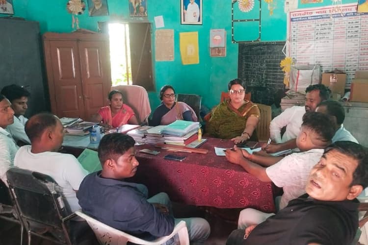 Hajipur News : स्कूल में बिजली और पेयजल संकट पर अभिभावकों ने जताया आक्रोश