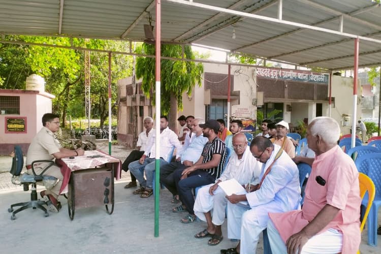 Hajipur News : बकरीद को लेकर थाना परिसर में शांति समिति की बैठक आयोजित