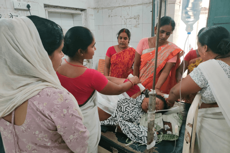 नवादा के कौआकोल पीएचसी में बड़ा हादसा: ड्यूटी के दौरान एएनएम पर गिरा जर्जर छत का प्लास्टर, मची अफरा-तफरी, हालत गंभीर