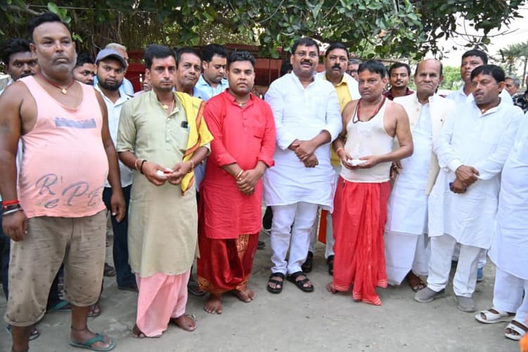 Hajipur News : जंदाहा में महायज्ञ व रामकथा कार्यक्रम का आयोजन, उमेश कुशवाहा ने लिया आशीर्वाद