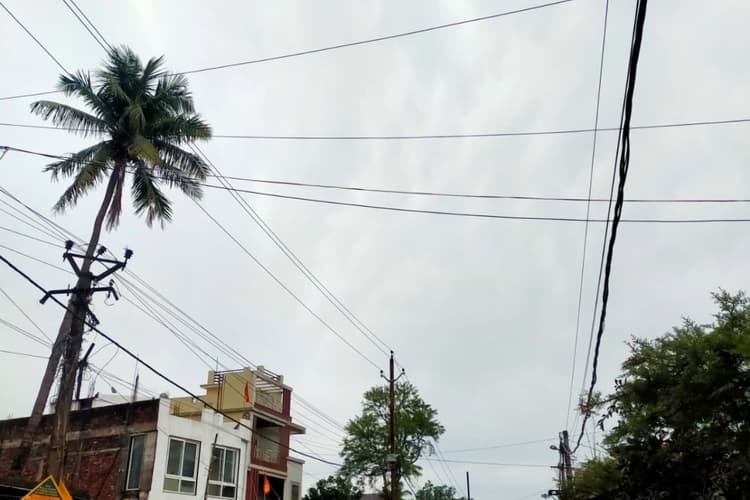 पूर्णिया में खुशनुमा सुबह के बीच मंडराया बड़ा खतरा, मौसम विभाग का 'भारी बारिश और वज्रपात' का अलर्ट; 50 किमी की रफ्तार से चलेगी आंधी