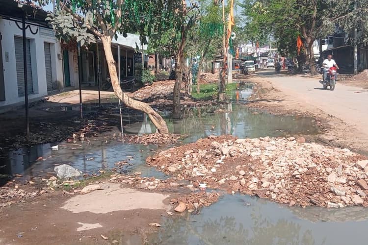 हल्की बारिश ने खोली व्यवस्था की पोल, जगदेव चौक–तिलौथू मार्ग पर जलजमाव