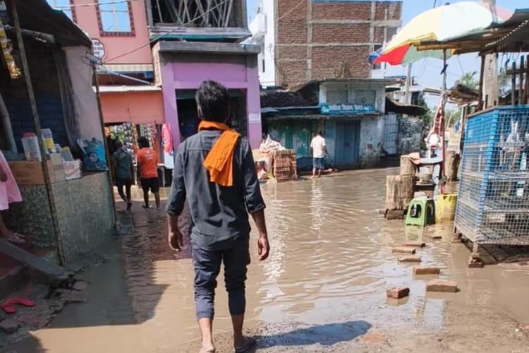 बेगूसराय में सड़क बनी तालाब, जलजमाव से 20 हजार आबादी परेशान, स्थानीय लोगों में प्रशासन और जनप्रतिनिधियों के खिलाफ भारी नाराजगी