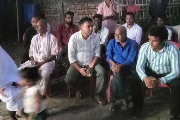 इंदौर पटाखा फैक्ट्री हादसे के बाद पीड़ितों के घर पहुंचे फारबिसगंज SDO, मृतकों के आश्रितों को 4-4 लाख मुआवजा व सरकारी लाभ देने का निर्देश