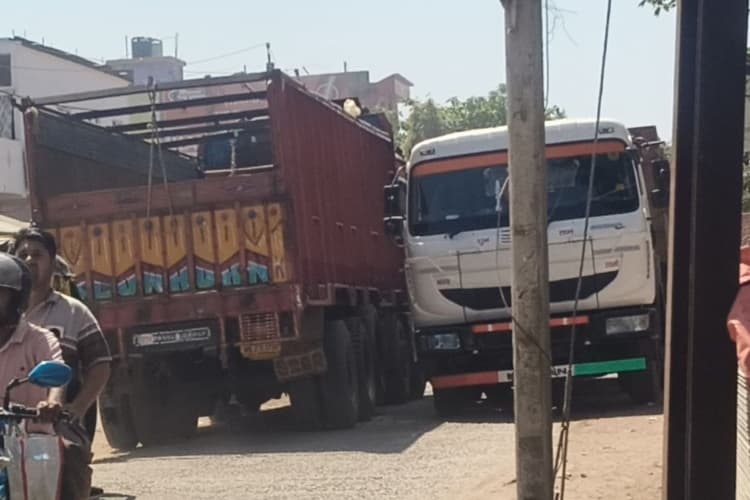 जाम का झाम : टुडीगंज–कृष्णाब्रह्म सड़क पर रोजाना लग रहा जाम, आवागमन में दिक्कत