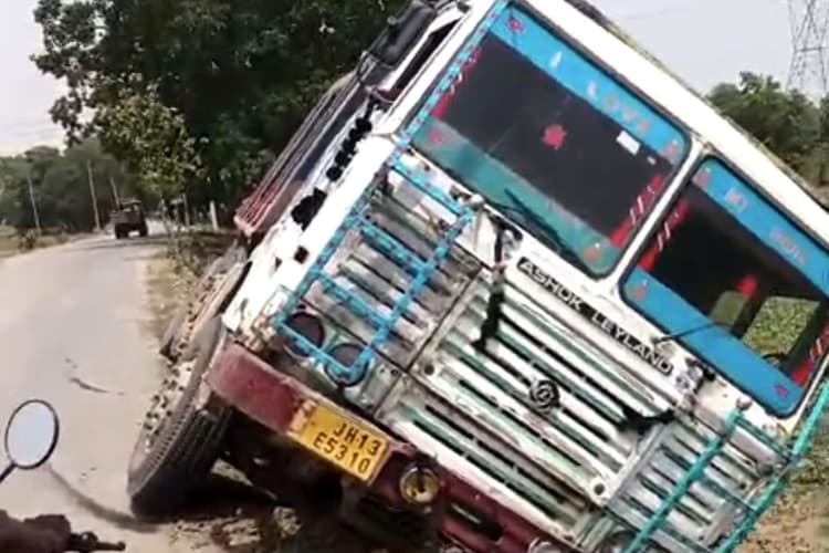 नवादा में ग्रामीण सड़क पर ओवरलोड हाईवा और ट्रैक्टर का कहर, खुलेआम हो रहा नियमों का उल्लंघन