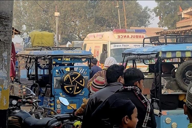 भारत-नेपाल सीमा को जोड़ने वाली मुख्य सड़क पर रेंग रहे वाहन, पौआखाली बाजार में 'महाजाम' से एम्बुलेंस भी फंस रहीं
